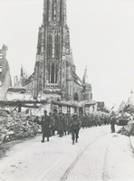 Amerikanische Soldaten mit Gefangenen in der zerstörten Ulmer Innenstadt