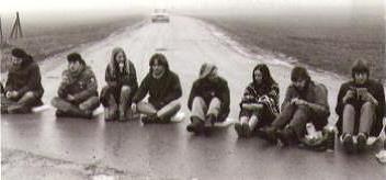 B5 Demonstranten blockieren Zufahrt.jpg