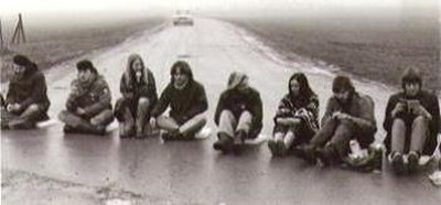 mini_B5 Demonstranten blockieren Zufahrt.jpg