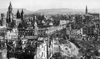 Blick auf Deutschhofkomplex und Kilianskirche, März 1945