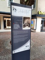 eine Stele / Station des Schubart-Pfades am Marktplatz