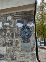 Hinweis-/Gedenktafel am ehemaligen Schubart-Schulhaus neben der Stadtkirche in Geislingen 
