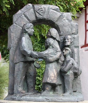 Begrüßung und Aufnahme von Heimatvertriebenen. Bronzeplastik von Monika Geiselhart, Veringenstadt 1989.