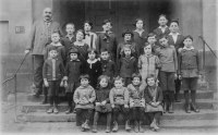 Klassenbild mit Lehrer Samuel Spatz vor der jüdischen Volksschule Rexingen (1928)
