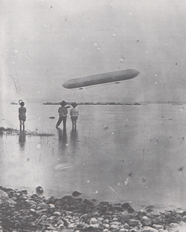 b11 - Kinder beim Jungfernflug - Zeppelin Archiv.jpeg