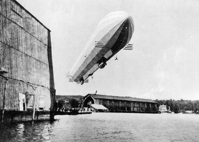 Luftschiff kurz nach dem Start über dem Bodensee 