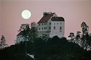 Die Waldburg bei Vollmond