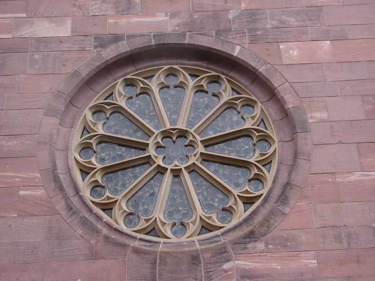 B 13 Fensterrosette der Marienkapelle.JPG