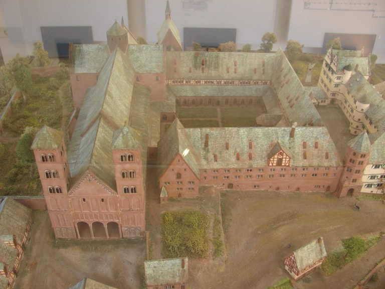 B 20 Zustand der Klausurgebaeude vor der Zerstoerung 1692 Klostermodell.JPG