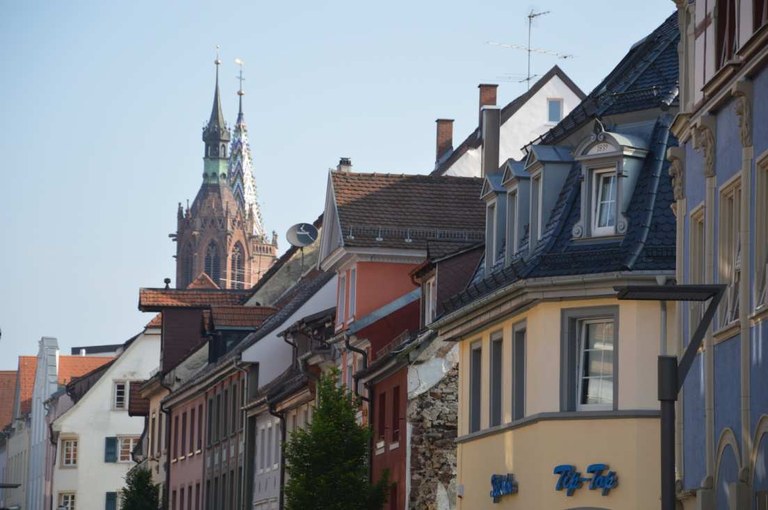 b15  Blick ueber die Daecher der Faerberstrasse zum Muenster.jpg