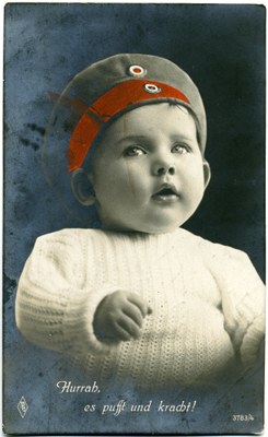 „Hurra es pufft und kracht!“ – ein Kleinkind mit einer Soldatenmütze auf dem Kopf. Diese Postkarte schickte Konstantin Häfner 1915 seiner Frau von der Front.   ©  Sigrid Maier  
