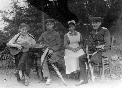 Alois Kemmerer (zweiter von links) im Lazarett (verlor sein linkes Bein und das rechte Auge), 1918. © Elisabeth Künzig