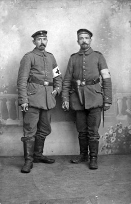 Der 36jährige Karl Käflein (rechts) wird gleich zu Kriegsbeginn einberufen und kommt in der ersten Zeit als Sanitätssoldat in Nordfrankreich zum Einsatz. Im Dezember 1915 wird er an die Ostfront verlegt und erlebt dort das Grauen des Krieges in Ostpolen, Lettland und Galizien.