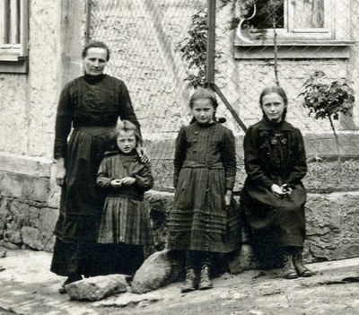 Anna Käflein mit drei ihrer Töchter im Frühjahr 1918 vor dem Wohnhaus der Familie in Hardheim. Sie war fast während des gesamten Krieges mit ihren vier Kindern weitgehend auf sich allein gestellt. ©  Roswitha Gerner