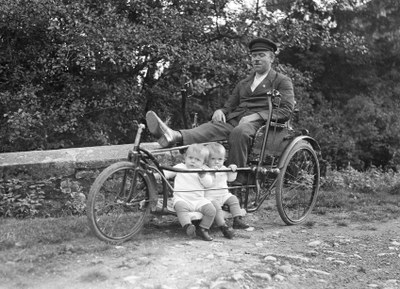 Alois Kemmerer Ende der 1920er-Jahre mit „Selbstfahrer“ (Krankenfahrstuhl) und seinen Zwillingssöhnen Helmut und Xaver.  ©  Elisabeth Künzig