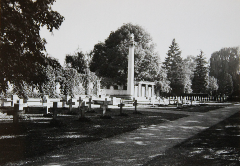 B10 Kriegerdenkmal Unter den Linden vor der Umgestaltung (um 1946).png