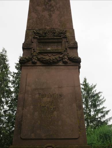 B30 Friedhof Unter den Linden - Denkmal zum Krieg 1870-71 Detail Obelisk.jpg