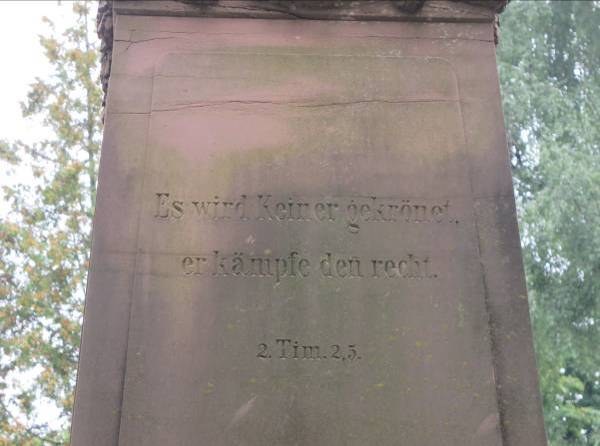 B33 Friedhof Unter den Linden - Denkmal zum Krieg 1870-71 Detail Obelisk.jpg