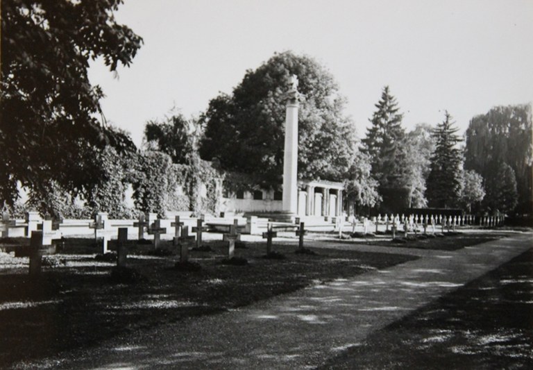 B10 Kriegerdenkmal Unter den Linden vor der Umgestaltung (um 1946).jpg