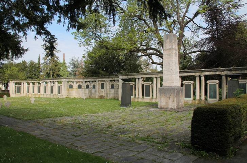 B16 Kriegerdenkmal Unter den Linden.jpg