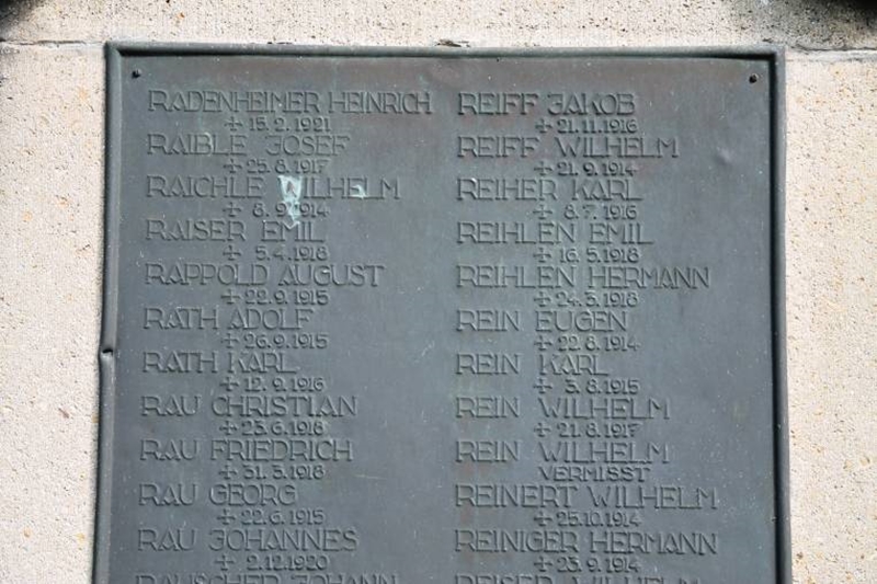 B20 Kriegerdenkmal Unter den Linden - Namenstafel.jpg