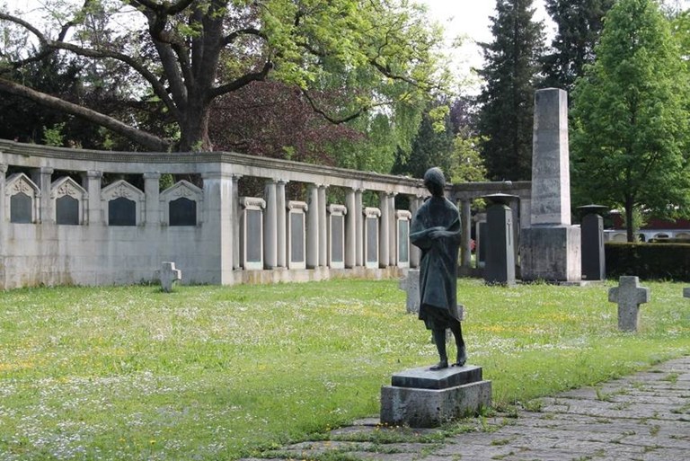 B21 Friedhof Unter den Linden - neue Elemente nach 1945.jpg