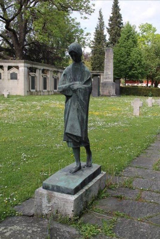 B22 Friedhof Unter den Linden - Skulptur Waise (1954-55).jpg