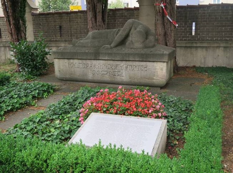 B26 Friedhof Unter den Linden - Mahnmal fuer kremierte KZ-Opfer.jpg