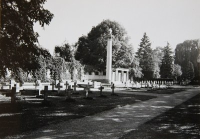 mini_B10 Kriegerdenkmal Unter den Linden vor der Umgestaltung (um 1946).jpg