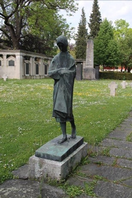 mini_B22 Friedhof Unter den Linden - Skulptur Waise (1954-55).jpg
