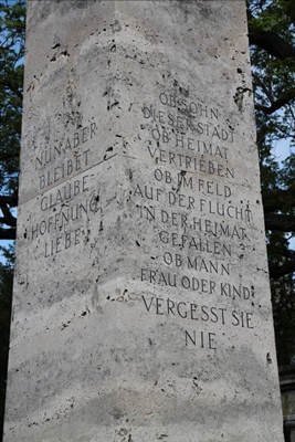 mini_B24 Friedhof Unter den Linden - Inschriften Obelisk.jpg