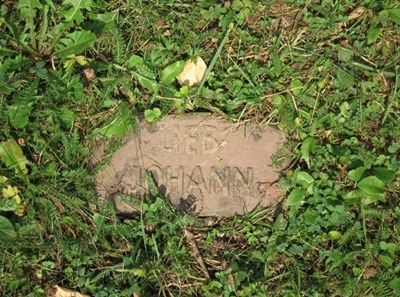 mini_B25Friedhof Unter den Linden - Namenstafel fuer Gefallenen des Zweiten Weltkriegs.jpg