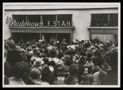 Menschenauflauf vor dem verschlossenen und durch deutsche Polizei geschützten Modehaus Stahl in der unteren Königstraße.