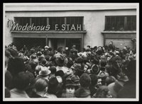 Menschenauflauf vor dem verschlossenen und durch deutsche Polizei geschützten Modehaus Stahl in der unteren Königstraße