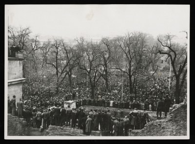 Blick auf den überfüllten Karlsplatz, aufgenommen während der Rede von Karl Stetter um ca. 15 Uhr