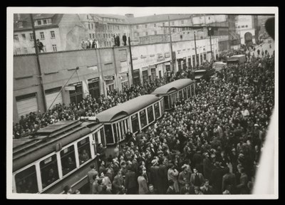 Menschenmenge auf der unteren Königsstraße, die sich vor dem Modehaus Stahl (rechts im Bild nicht zu sehen) versammelt