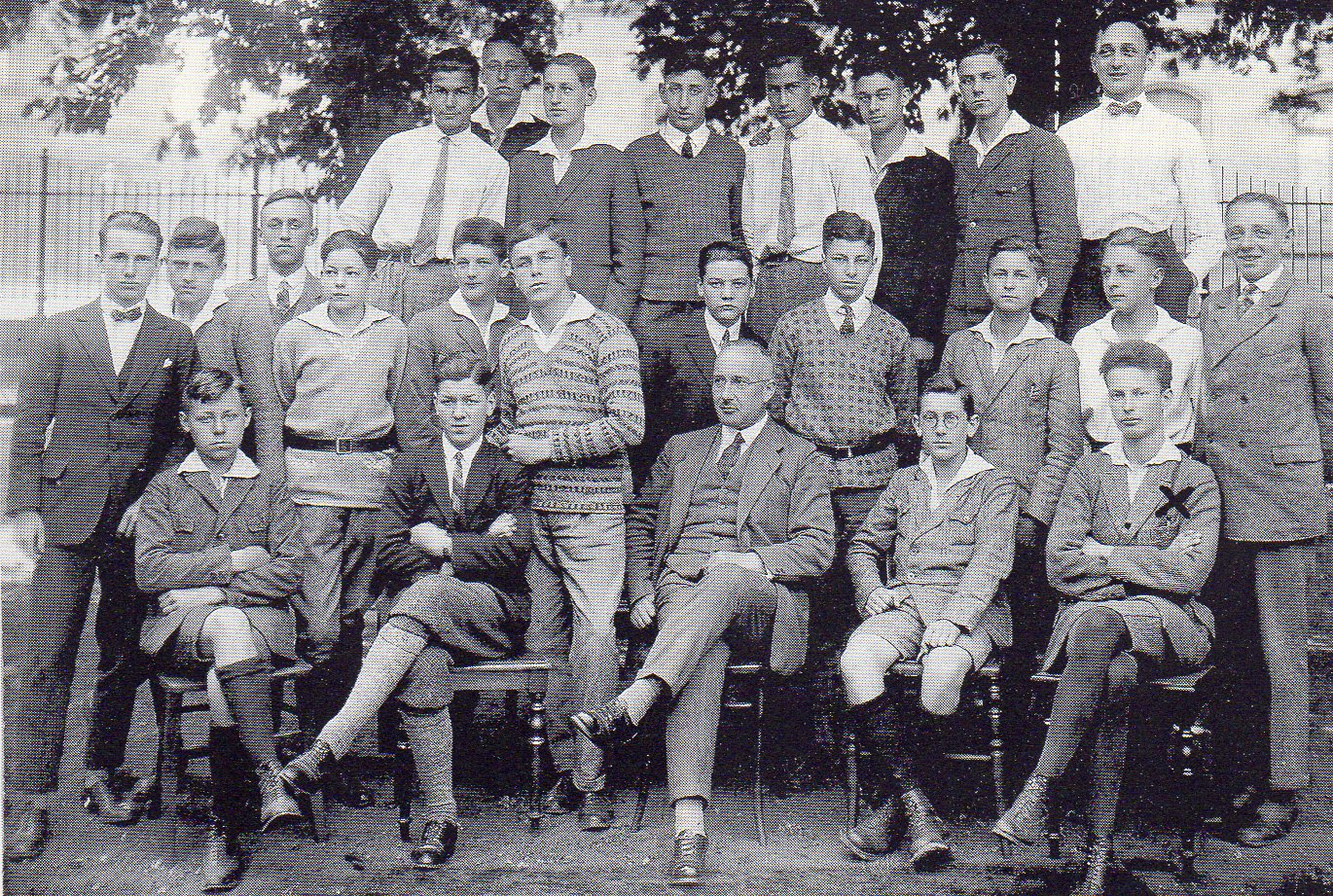 B3-Klassenfoto-mit-Bruno-Helmle.jpg
