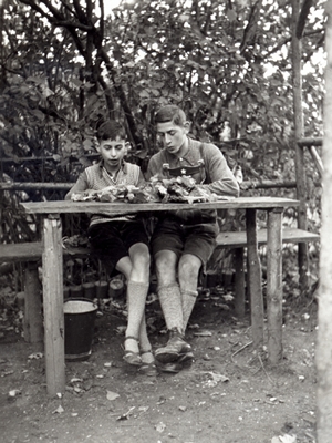 ulius Spier (links) mit seinem Freund Heinz (Henry) Schwab