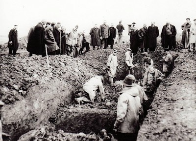 B 8 Exhumierung des Massengrabs in Anwesenheit von lokalen NS-Honoratioren
