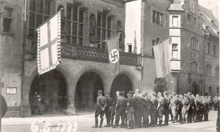 B8 - M 7092-6_Hissung der Hakenkreuzfahne am Rathaus.jpg