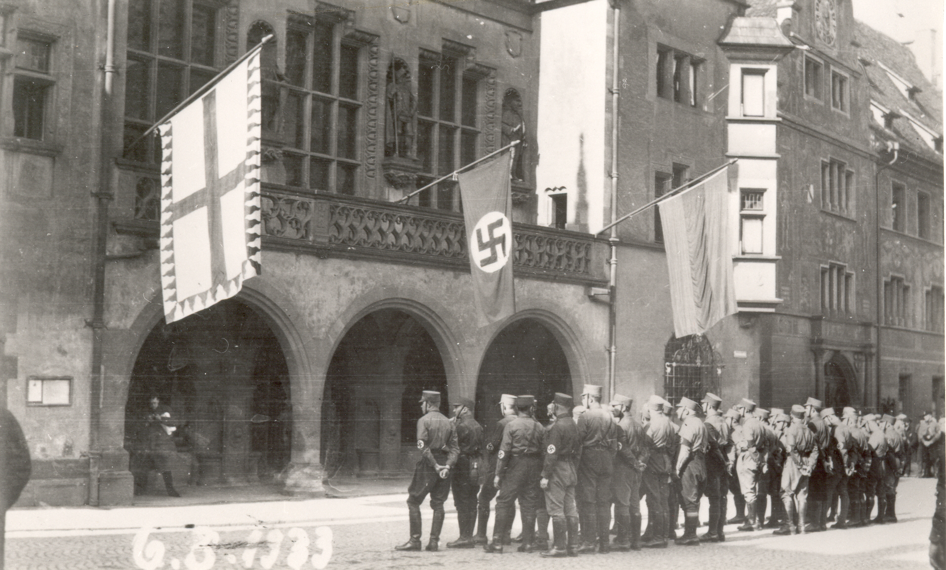 B8 - M 7092-6_Hissung der Hakenkreuzfahne am Rathaus.jpg