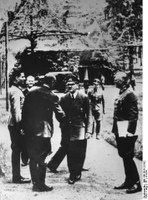 Claus Schenk Graf von Stauffenberg (links) im Führerhauptquartier "Wolfsschanze" bei Rastenburg, Ostpreußen am 15.7.1944; in der Mitte: Adolf Hitler