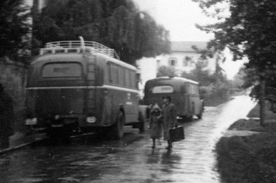 Auf der Aufnahme sieht man die ehemalige, ansteigende Dorfstraße von Stetten im Remstal. Diese führte durch die Einrichtung der damaligen Anstalt Stetten.  Auf der linken Seite sieht man das ehemalige Krankenhaus, in dem viele Opfer wohnten. Direkt vor dem Eingang des Krankenhauses haben mehrmals die beiden Transportbusse der GEKRAT gehalten und die Opfer abgeholt. Bei dem ersten Bus handelt es sich um einen rot lackierte Reichspostbus, der weiter entfernte Bus ist vermutlich grau umlackiert worden. 