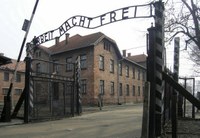 Eingangstor des KZ Auschwitz I (Stammlager) mit der Aufschrift "Arbeit macht frei"