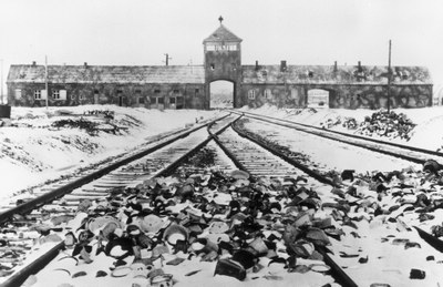 Foto vom Torhaus des KZ Auschwitz-Birkenau, Aufnahme kurz nach der Befreiung 1945 