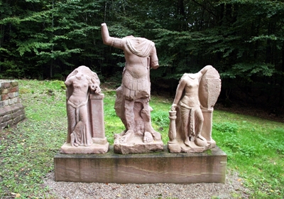 Kopien der gefundenen Skulpturen der römischen Gottheiten Salus, Mars und Victoria an der Wachturmstelle 10/37 in der Nähe von Schloßau
