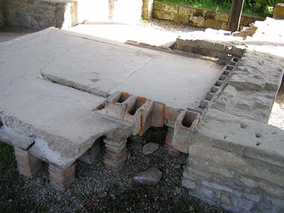 Detailaufnahme aus dem Badegebäude zeigt Reste der Fußbodenheizung und Wandheizung