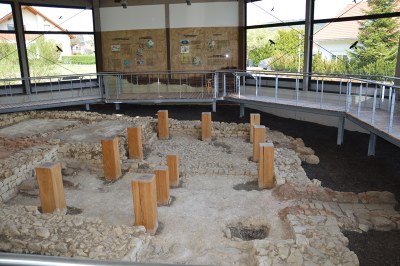 Grundmauern der Wurmlinger Badanlage mit rekonstruierten Pfosten des alamannischen Holzbaus