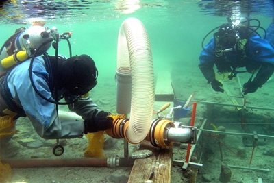 Freilegung von Unterwasserdenkmalen durch archäologische Forschungstaucher