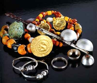 Grabbeigaben aus einem Frauengrab um 700 n. Chr.